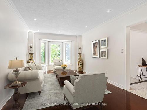 6 Boxwood Cres, Markham, ON - Indoor Photo Showing Living Room