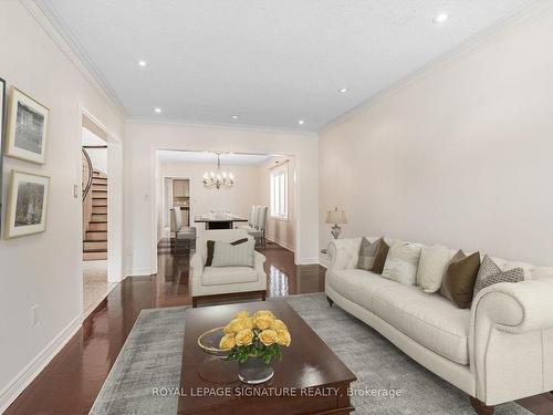 6 Boxwood Cres, Markham, ON - Indoor Photo Showing Living Room