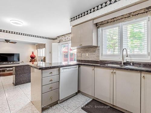 6 Boxwood Cres, Markham, ON - Indoor Photo Showing Kitchen With Double Sink