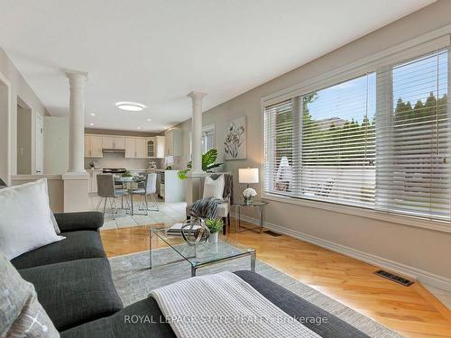 162 Silverlace Circ, Hamilton, ON - Indoor Photo Showing Living Room