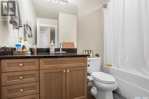 4 115 Veltkamp Crescent, Saskatoon, SK - Indoor Photo Showing Bathroom