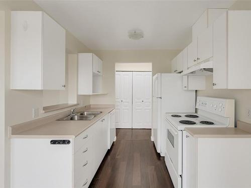 404-445 Cook St, Victoria, BC - Indoor Photo Showing Kitchen With Double Sink