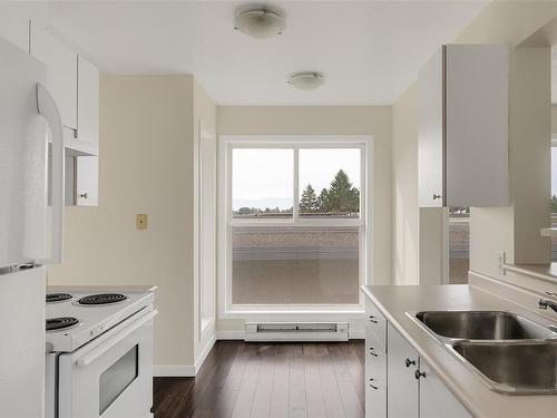 404-445 Cook St, Victoria, BC - Indoor Photo Showing Kitchen With Double Sink