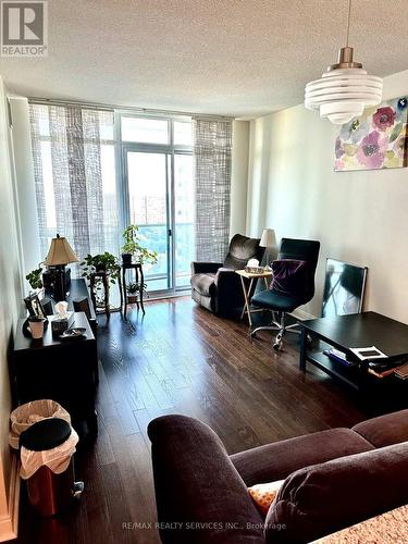 1904 - 80 Absolute Avenue, Mississauga, ON - Indoor Photo Showing Living Room