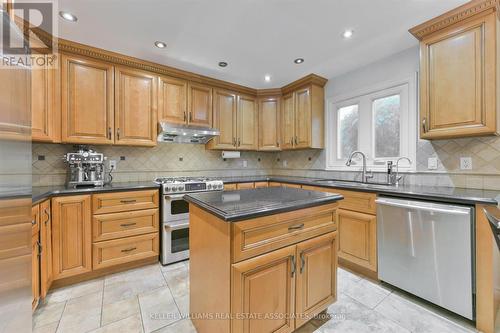 33 Hartford Trail, Brampton, ON - Indoor Photo Showing Kitchen