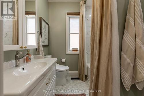 155 Catharine Street S, Hamilton, ON - Indoor Photo Showing Bathroom