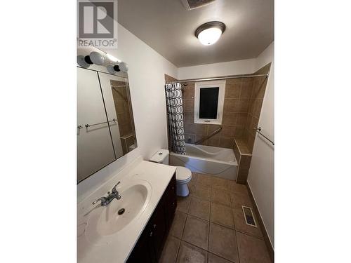 1414 Vancouver Street, Creston, BC - Indoor Photo Showing Bathroom