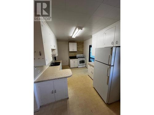 1414 Vancouver Street, Creston, BC - Indoor Photo Showing Kitchen With Double Sink