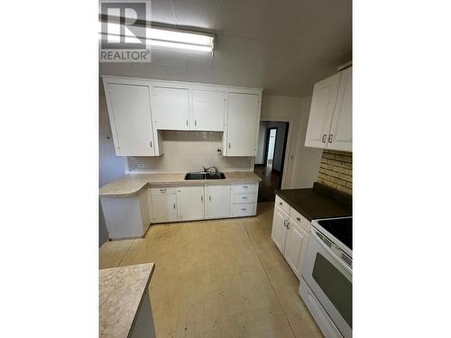 1414 Vancouver Street, Creston, BC - Indoor Photo Showing Kitchen With Double Sink