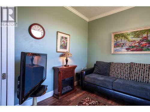 9100 Mackie Drive Unit# 101, Coldstream, BC - Indoor Photo Showing Living Room