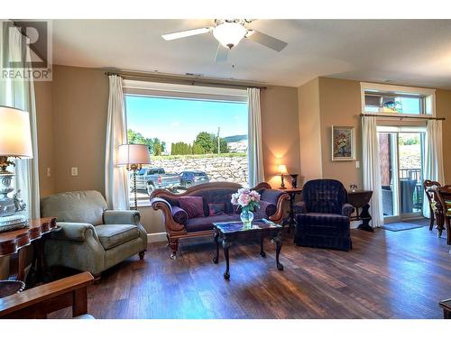 9100 Mackie Drive Unit# 101, Coldstream, BC - Indoor Photo Showing Living Room