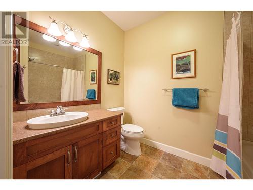 9100 Mackie Drive Unit# 101, Coldstream, BC - Indoor Photo Showing Bathroom