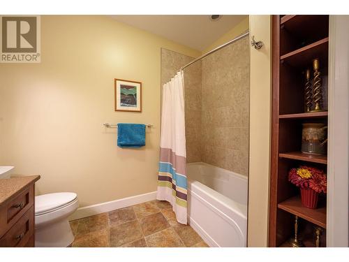 9100 Mackie Drive Unit# 101, Coldstream, BC - Indoor Photo Showing Bathroom