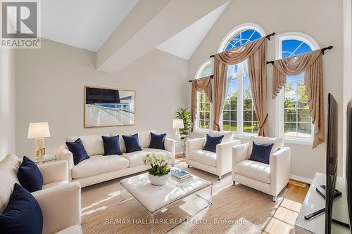 18 Queensborough Court, Richmond Hill, ON - Indoor Photo Showing Living Room