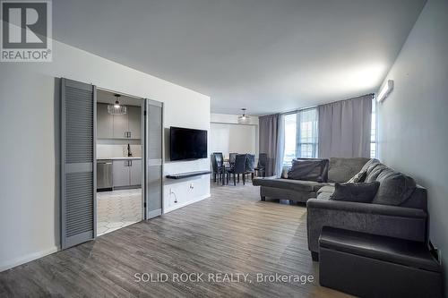 1006 - 60 Pavane Linkway Way, Toronto, ON - Indoor Photo Showing Living Room