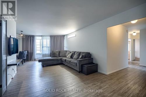 1006 - 60 Pavane Linkway Way, Toronto, ON - Indoor Photo Showing Living Room