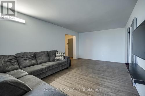 1006 - 60 Pavane Linkway Way, Toronto, ON - Indoor Photo Showing Living Room