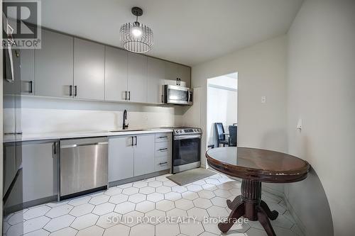 1006 - 60 Pavane Linkway Way, Toronto, ON - Indoor Photo Showing Kitchen