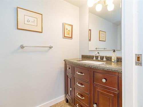 408-1012 Collinson St, Victoria, BC - Indoor Photo Showing Bathroom