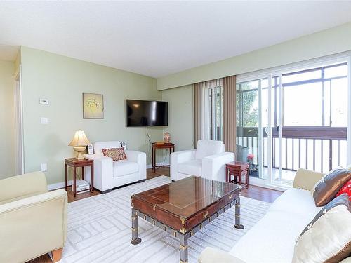 408-1012 Collinson St, Victoria, BC - Indoor Photo Showing Living Room