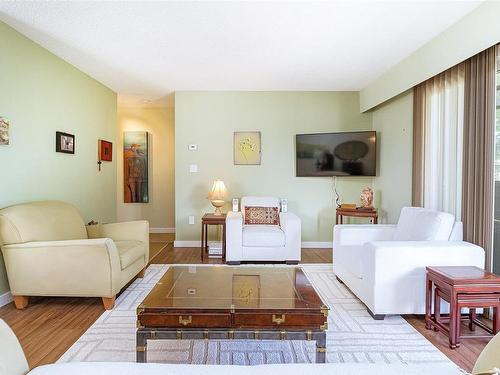 408-1012 Collinson St, Victoria, BC - Indoor Photo Showing Living Room