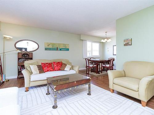 408-1012 Collinson St, Victoria, BC - Indoor Photo Showing Living Room