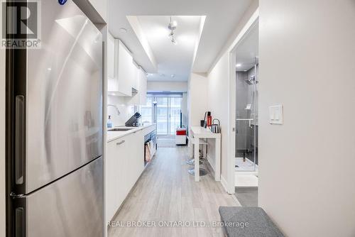 2108 - 99 Broadway Avenue, Toronto, ON - Indoor Photo Showing Kitchen