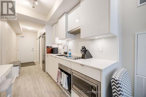 2108 - 99 Broadway Avenue, Toronto, ON - Indoor Photo Showing Kitchen