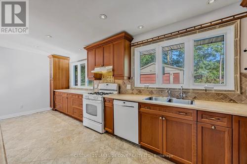 14 Ottaway Avenue, Barrie, ON - Indoor Photo Showing Kitchen