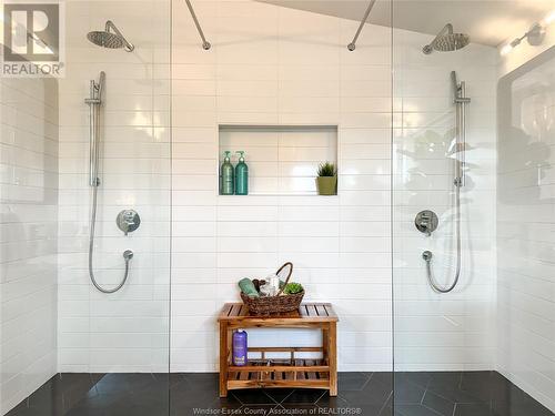 8235 Riverside Drive East, Windsor, ON - Indoor Photo Showing Bathroom