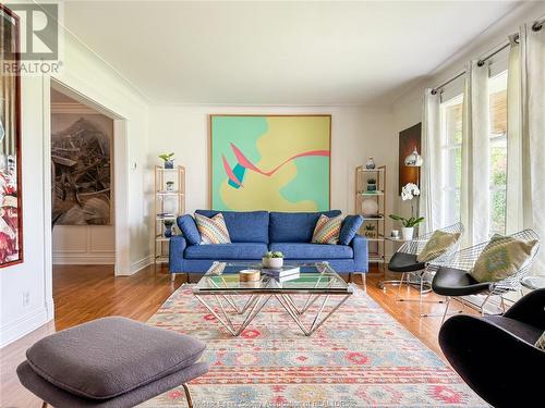 8235 Riverside Drive East, Windsor, ON - Indoor Photo Showing Living Room