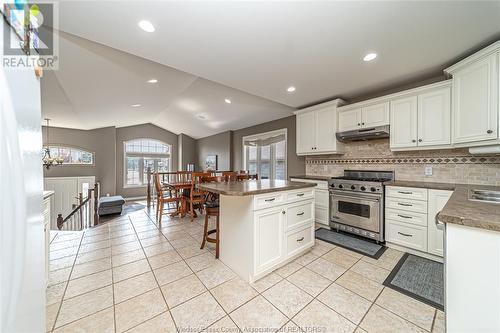 31 Tanser Court, Chatham, ON - Indoor Photo Showing Kitchen With Upgraded Kitchen