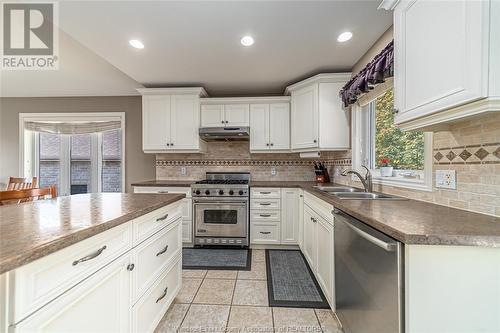 31 Tanser Court, Chatham, ON - Indoor Photo Showing Kitchen With Double Sink