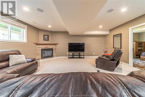 31 Tanser Court, Chatham, ON - Indoor With Fireplace