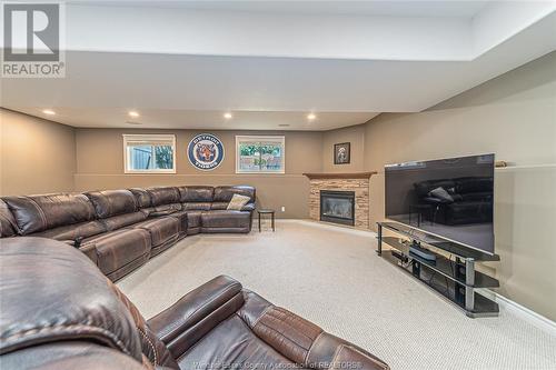 31 Tanser Court, Chatham, ON - Indoor With Fireplace