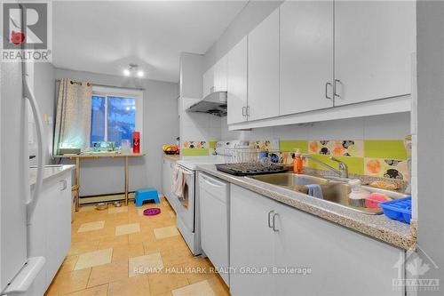 812 Tanguay Court, Ottawa, ON - Indoor Photo Showing Kitchen With Double Sink