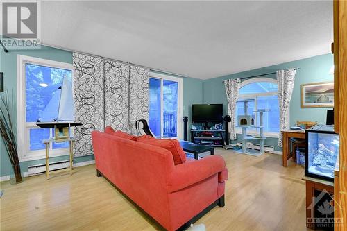 812 Tanguay Court, Ottawa, ON - Indoor Photo Showing Living Room