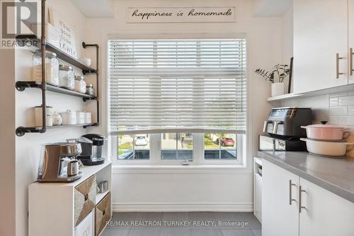 11 Blackpool Lane, East Gwillimbury, ON - Indoor Photo Showing Kitchen