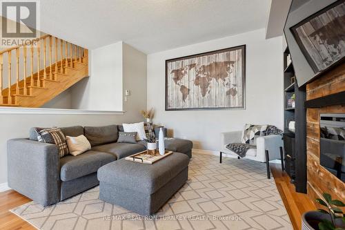 11 Blackpool Lane, East Gwillimbury, ON - Indoor Photo Showing Living Room