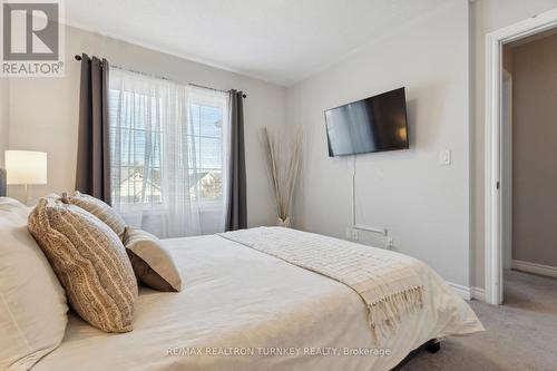 11 Blackpool Lane, East Gwillimbury, ON - Indoor Photo Showing Bedroom