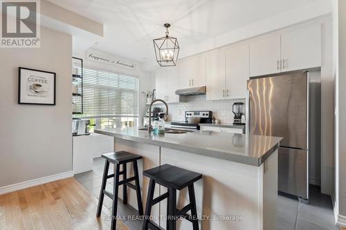 11 Blackpool Lane, East Gwillimbury, ON - Indoor Photo Showing Kitchen With Stainless Steel Kitchen With Upgraded Kitchen