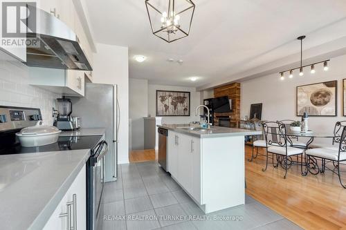 11 Blackpool Lane, East Gwillimbury, ON - Indoor Photo Showing Kitchen