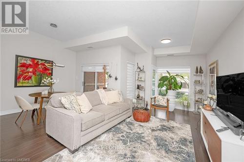 101 - 5070 Fairview Street, Burlington, ON - Indoor Photo Showing Living Room