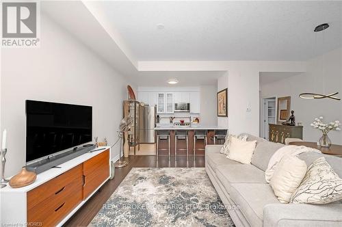 101 - 5070 Fairview Street, Burlington, ON - Indoor Photo Showing Living Room