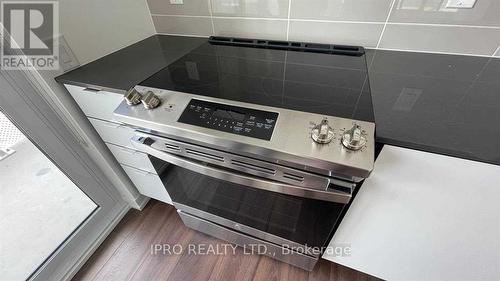 1603 - 4065 Confederation Parkway, Mississauga, ON - Indoor Photo Showing Kitchen