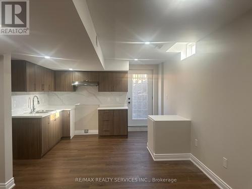 15 Powell Drive, Brampton, ON - Indoor Photo Showing Kitchen