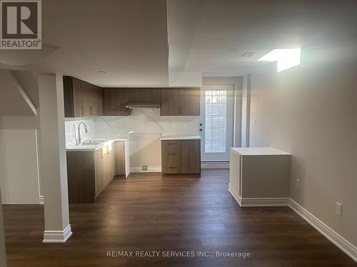 15 Powell Drive, Brampton, ON - Indoor Photo Showing Kitchen