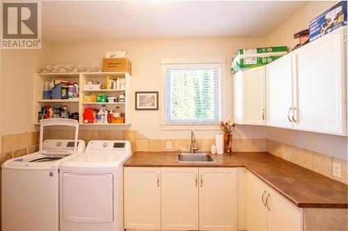 5071 Lipkovits Road, Kelowna, BC - Indoor Photo Showing Laundry Room