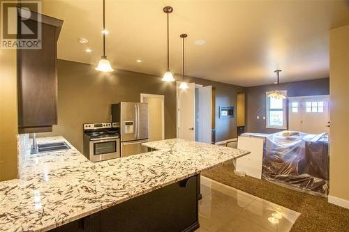 5071 Lipkovits Road, Kelowna, BC - Indoor Photo Showing Kitchen With Upgraded Kitchen