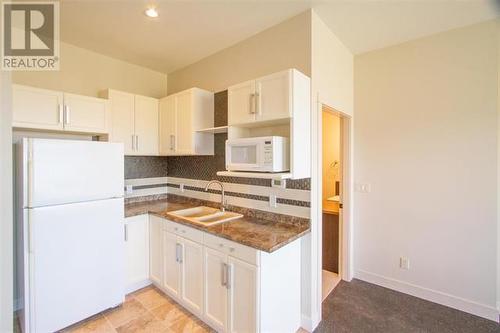 5071 Lipkovits Road, Kelowna, BC - Indoor Photo Showing Kitchen